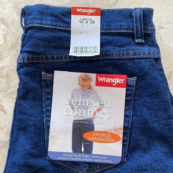 NWT Wrangler Relaxed Comfort Jeans - Picture 7 of 7